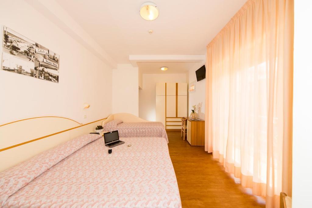 Hotel Silvia Misano Adriatico Phòng bức ảnh